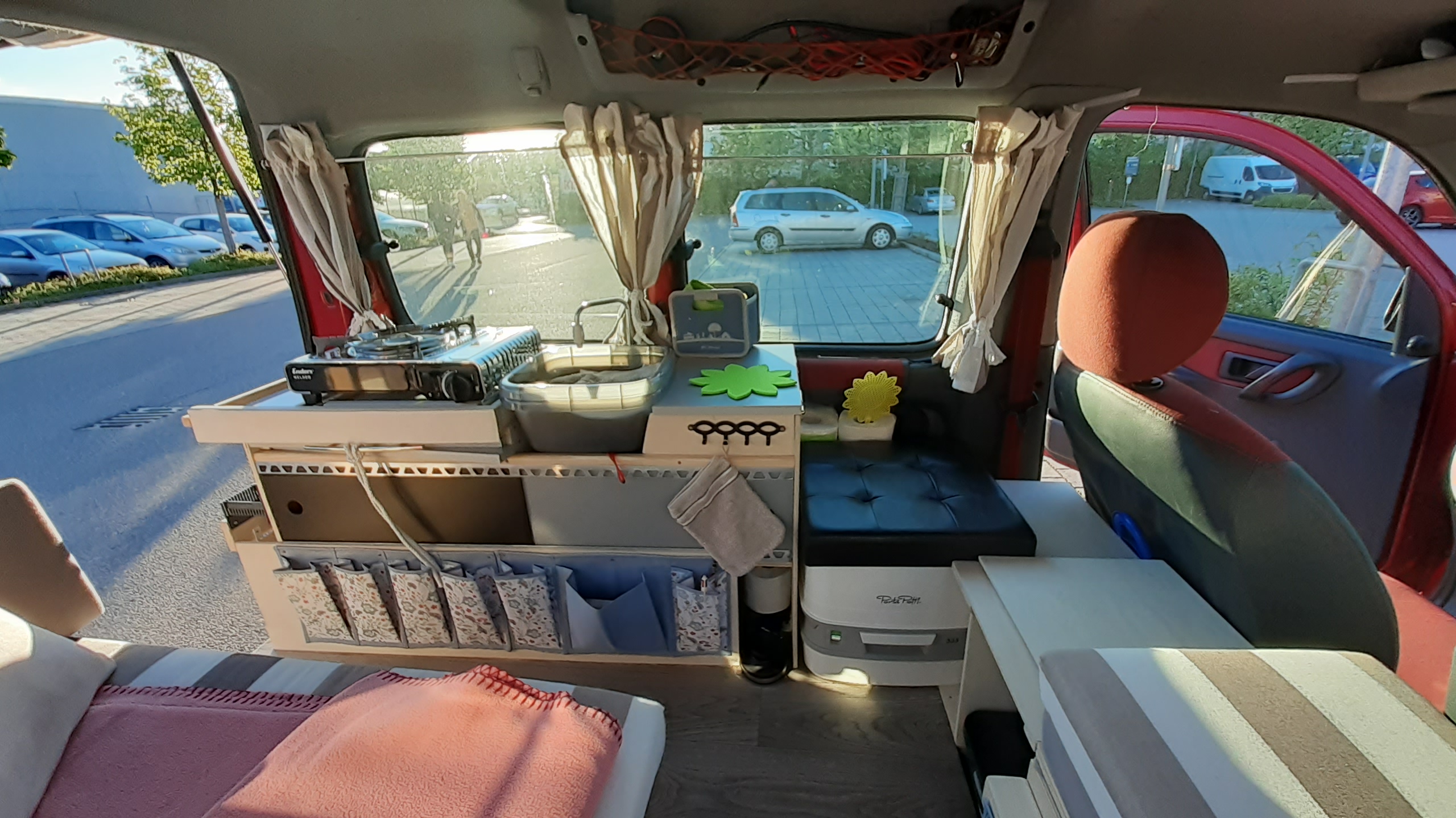 DIY Abdunklung für den Mini-Camper aus Filz – Camping mit dem Hochdachkombi